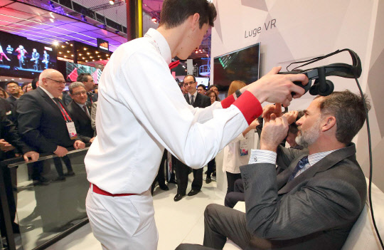 27일 스페인 바르셀로나에서 개막한 세계 최대 이동통신박람회 '모바일월드콩그레스 2017(MWC 2017)'에서 KT부스를 방문한 펠리페 6세 스페인국왕(오른쪽)이 평창 동계올림픽 종목인 루지 VR체험을 하고 있다.